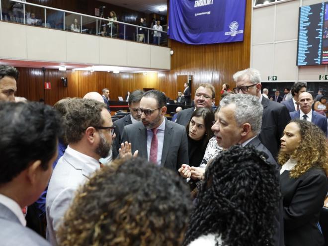 A votação, com o placar de 53 votos a favor da aprovação e 19 contra, ocorreu após mais de 9 horas de tentativas de obstrução por parte de parlamentares de oposição ao Poder Executivo