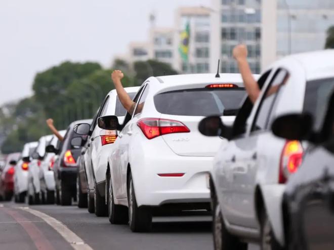 Motoristas de aplicativos de todo o Brasil fazem buzinaço em frente ao Congresso Nacional em protesto contra projeto de lei que regulamenta aplicativos de transporte privado, como Uber e Cabify. Foto - Marcelo Camargo/Agência Brasil