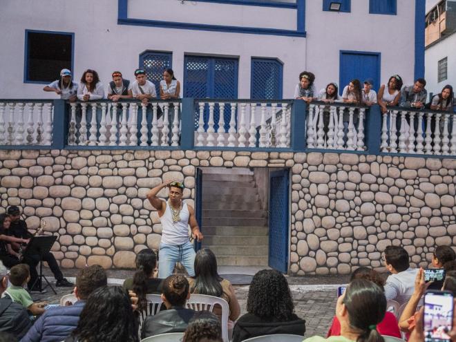 ''Cadê Dona Gê?'' é o espetáculo feito por jovens de Antônio Dias que participaram do curso de teatro 