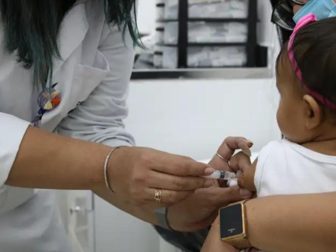 Bebês recebem as vacinas do calendário básico do SUS