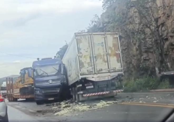 Motorista de um dos caminhões ficou encarcerado e foi resgatado pelos Bombeiros Militares 