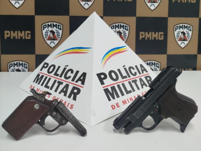 As duas armas apreendidas com os abordados no bairro Caladinho de Cima, em Coronel Fabriciano