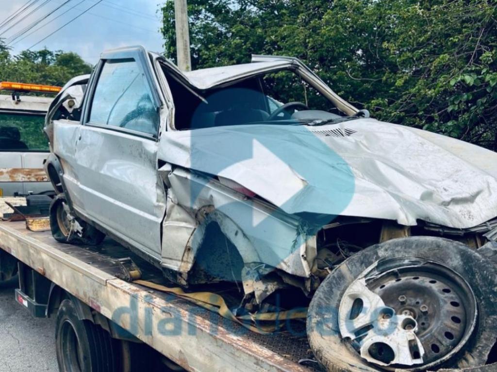 Carro ficou completamente destruído após o acidente
