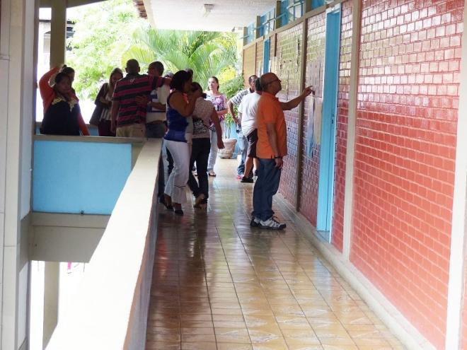 Eleitores não tiveram dificuldades nos primeiros momentos da manhã, na E. M. Padre Bertollo