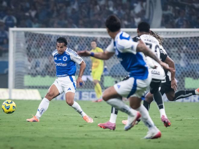Lucas Romero, talvez o melhor jogador do Cruzeiro na partida, levou cartão amarelo e está suspenso para a partida de volta