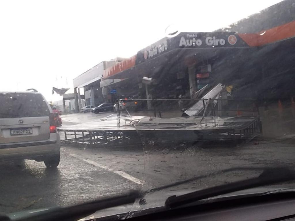 Placa de publicidade desabou sobre a pista da avenida Cláudio Moura, no Novo Cruzeiro 
