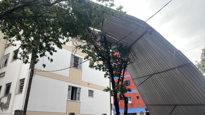 Vendaval também provocou destruição de telhados em vários pontos; não houve registro de vítimas