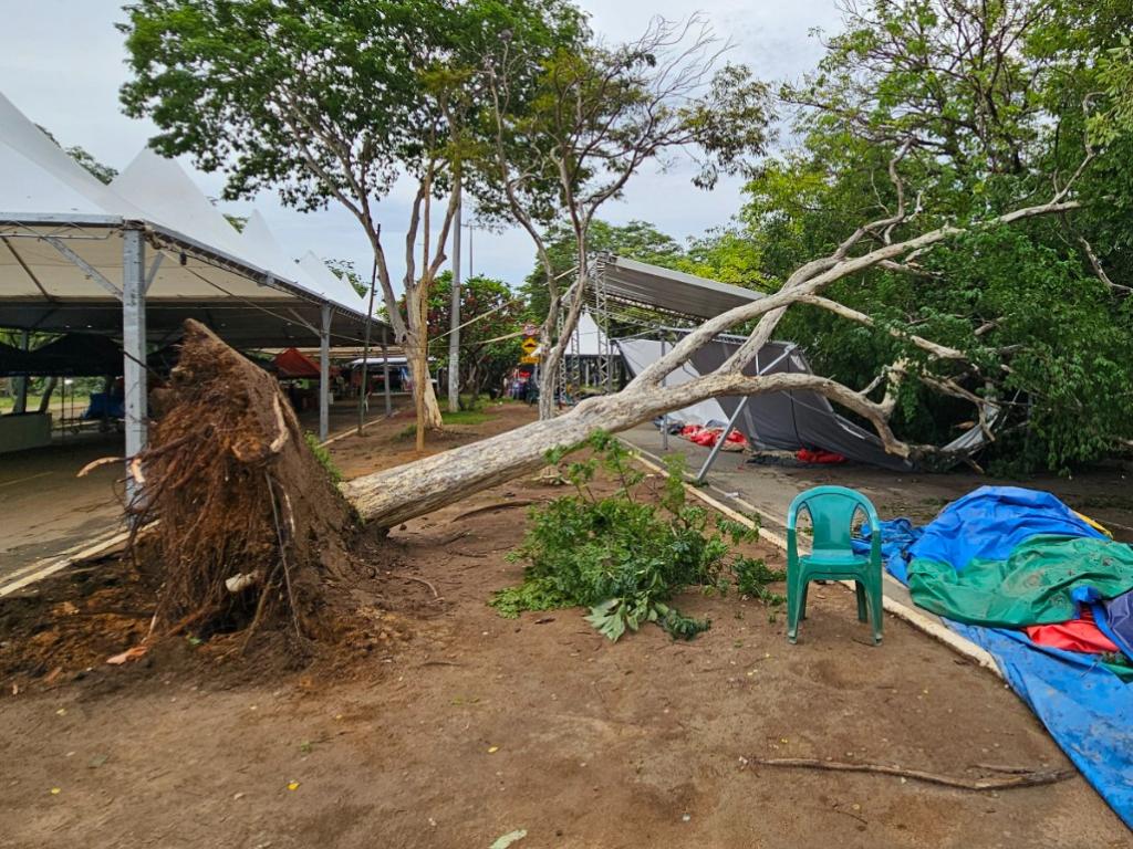 As barracas e tendas da Feirarte, montadas desde a semana passada como parte da programação de Natal, foram danificadas