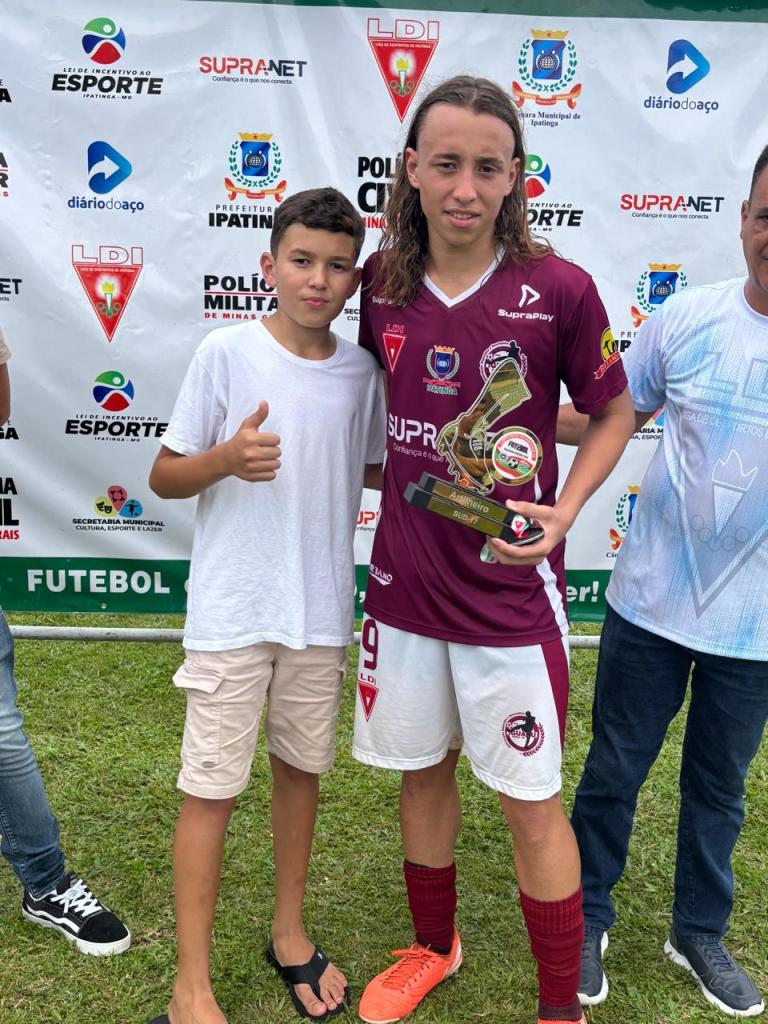 Kleiler Jr e seu irmão no momento da premiação de artilheiro do Sub-17