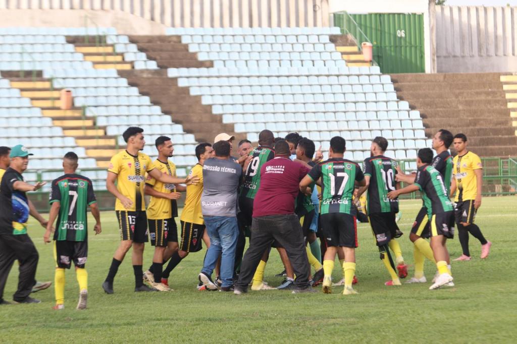 Tumulto após o gol do empate do Pedra Branca, pela excitação do assistente