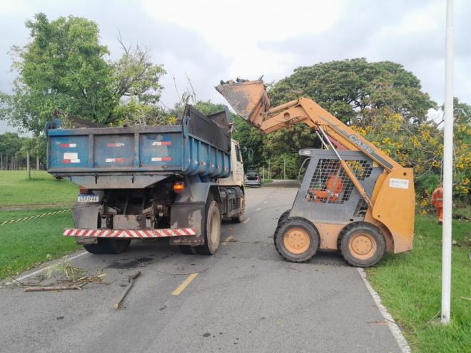 Durante o final de semana, uma força-tarefa foi mobilizada para normalizar os pontos afetados por alagamentos e quedas de árvores em diferentes regiões da cidade