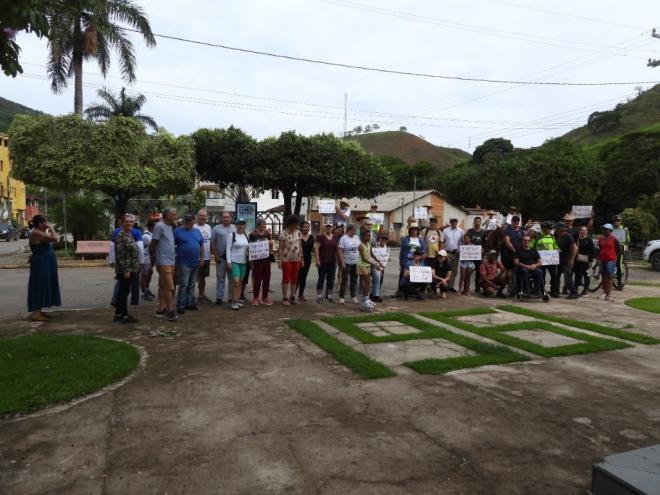 A manifestação reuniu moradores no Centro de Marliéria, no fim de semana, que pediram retomada da obra da estrada-parque 