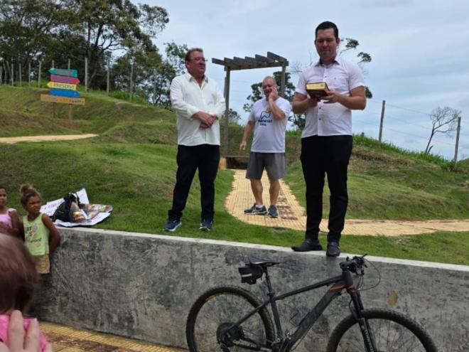 O deputado estadual Celinho Sintrocel explicou que acompanha de forma permanente o impasse e tem acionado o DER para que retome a obra; nova licitação terá que ser feita 