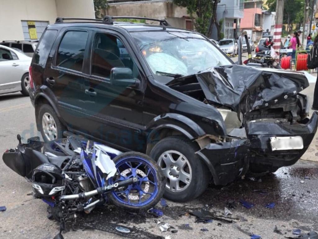 Com a força da batida, a motocicleta ficou completamente destruída