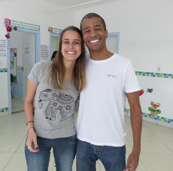 Os amigos, Larissa e Luiz se encontraram no local de votação