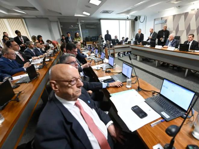Senadores aprovaram o parecer do senador Esperidião Amin (PP-SC), que, entre outros pontos, reduz as penas de condenados por atos golpistas. Entre os beneficiados pelo projeto está o ex-presidente Jair Bolsonaro, condenado a 27 anos e três meses de prisão pelo STF, como líder da trama golpista que tentou reverter o resultado das eleições de 2022 para se manter no poder