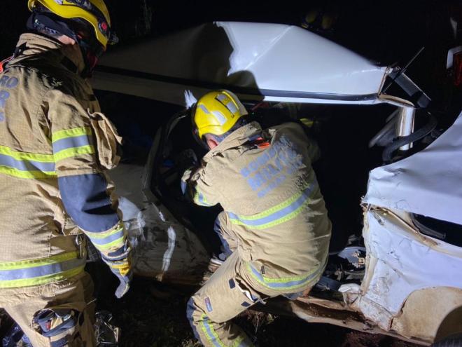 Uma vítima foi projetada para fora do Uno e duas ficaram retidas entre as ferragens e foram resgatadas pelos bombeiros 