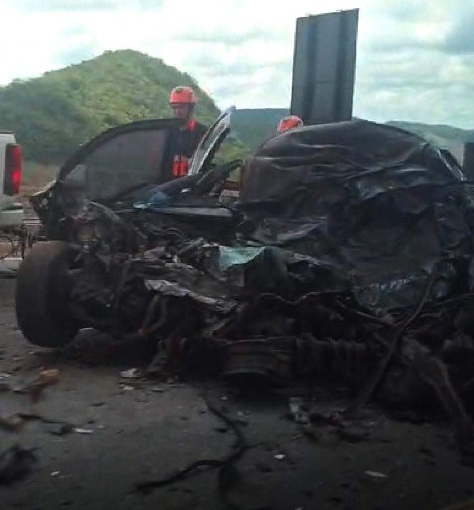 Com o impacto do Palio de Ipatinga com o Volvo, veículo de passeio ficou completamente destruído 
