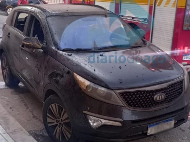 Um Kia Sportage estacionado em frente ao imóvel também foi atingido