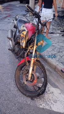 A motocicleta Honda CG 160 Titan também estava estacionada em frente ao local e foi atingida