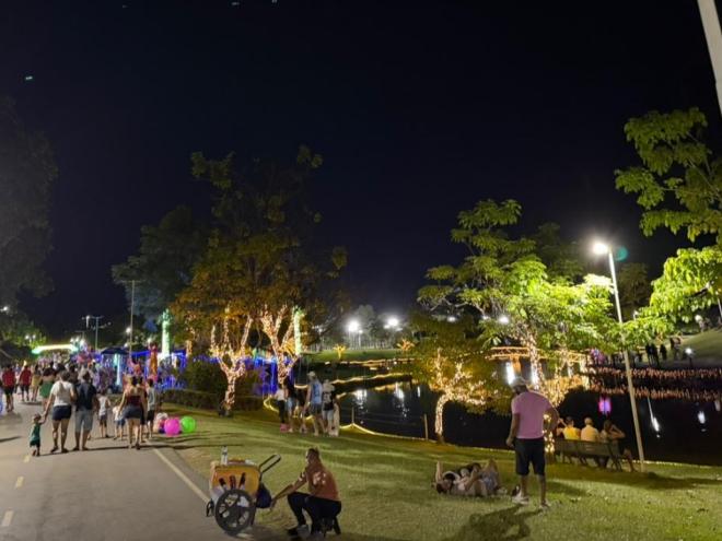 Todos os dias, o principal cartão-postal da cidade fica lotado de pessoas para aproveitar as luzes de fim de ano