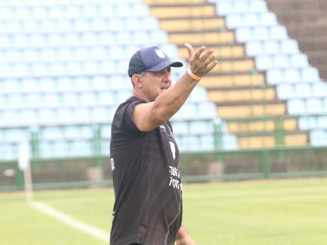 Rodrigo Posso fundou, dirige a escola de futebol e é também técnico de uma das categorias do RPS