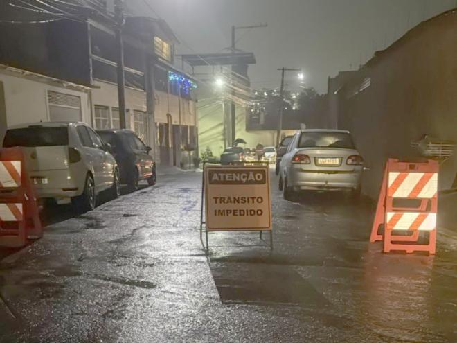 No bairro Caravelas deslizamento de encosta provocou interdição de imóvel e via pública foi sinalizada 
