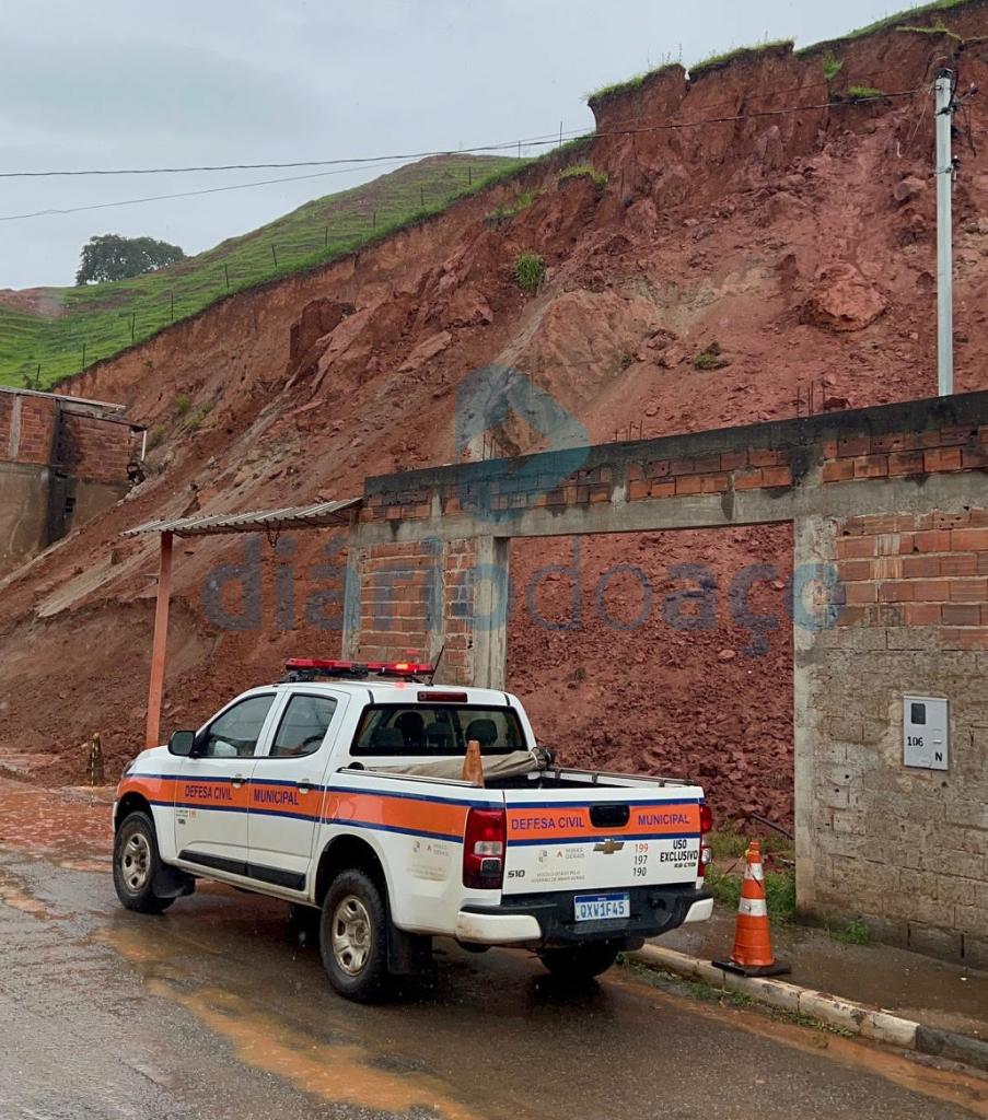 Moradores de  Joanésia estão preocupados com o risco de deslizamento dessa encosta