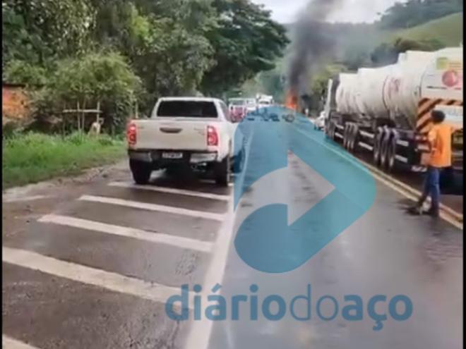 Já se forma uma grande fila de veículos nos dois sentidos