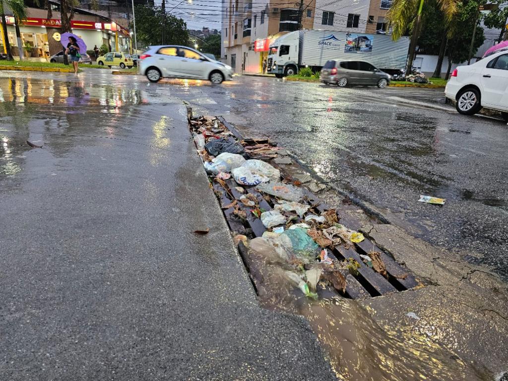Situação da boca de lobo na esquina da rua Ilhéus, com avenida Londrina, no Veneza II