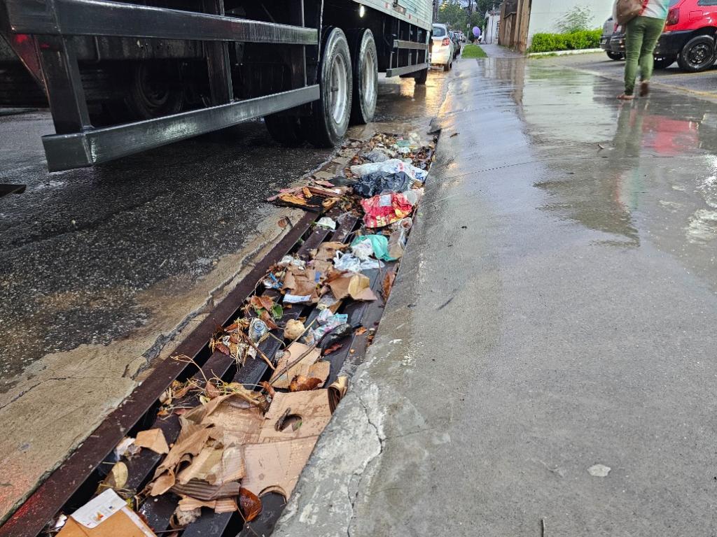 Moradores dizem que resíduos arrastados pela enxurrada geram entupimento da boca de logo e a inundação pluvial nesse local é inevitável