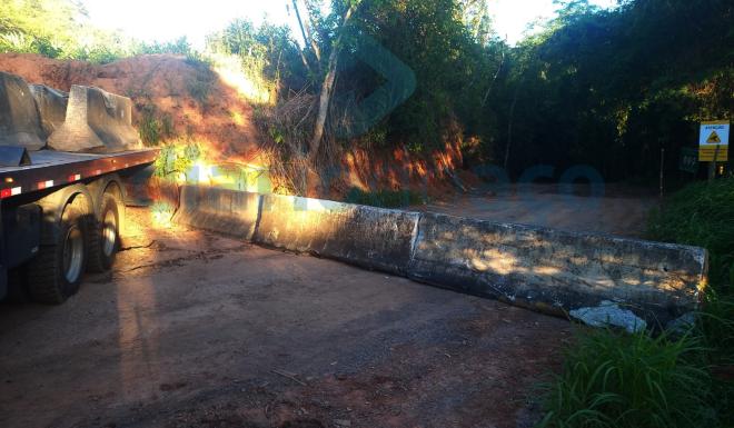 Incoformados com a situação, moradores anunciam protesto e avisam que vão remover os obstáculos à mão, se a Nova 381 não revir a decisão do bloqueio