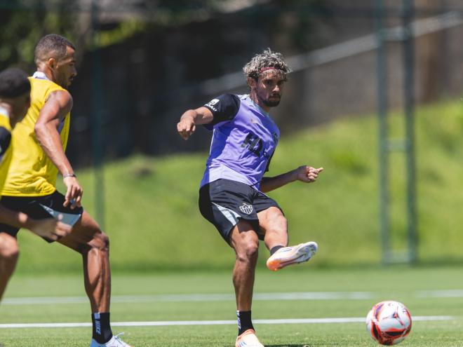 Gustavo Scarpa deve ser titular no meio de campo atleticano neste domingo