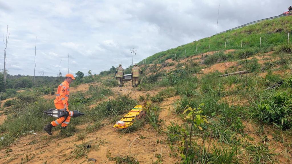 Equipes do Samu e do Corpo de Bombeiros atuaram no local do sinistro 