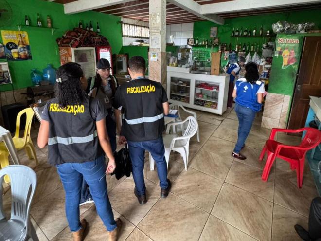 Fiscalização sanitária também abrangeu estabelecimentos comerciais e bebidas sem comprovação de procedência foram recolhidas 