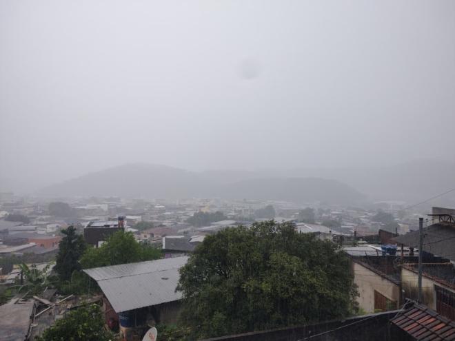 Previsão de chuva permanece neste sábado e cuidados devem ser tomados mediante sinais de risco