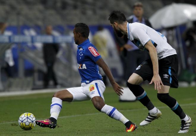 Cruzeiro tem vitória apertada contra o rival gaúcho