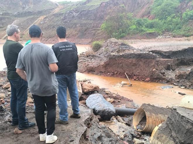 Equipes monitoram a área do extravasamento de água com sedimentos na barragem da Vale em Congonhas 