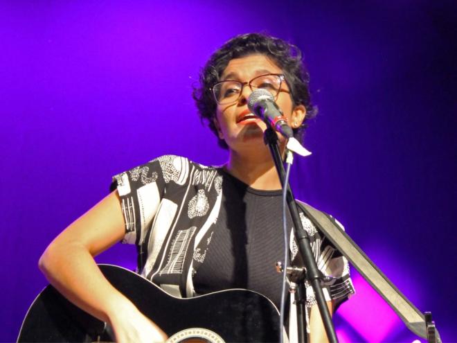 ''A repórter que canta'', Letícia Barros faz show no dia 4/2