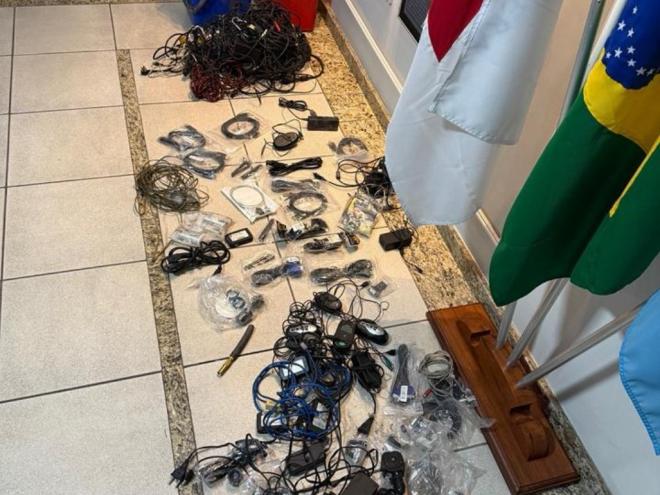 Materiais recolhidos com os ladrões apanhados na agencia dos Correios 