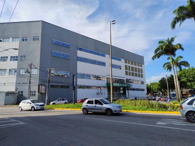 Repartições do governo municipal funcionam de forma provisória, há quase quatro anos, em prédio no Cidade Nobre