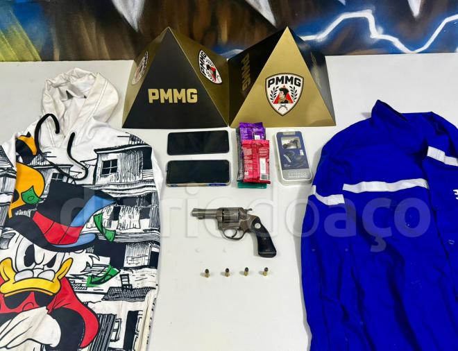Arma usada no roubo, telefone celular roubado e roupas usadas pelos assaltantes foram apreendidas 