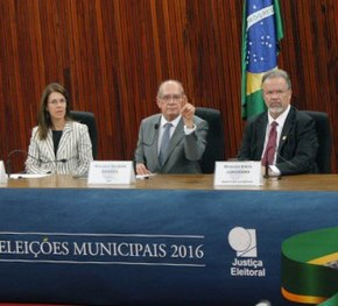 Presidente do TSE, Gilmar Mendes e ministro da Defesa, Raul Jungmann concederam entrevista coletiva na tarde do domingo (2)