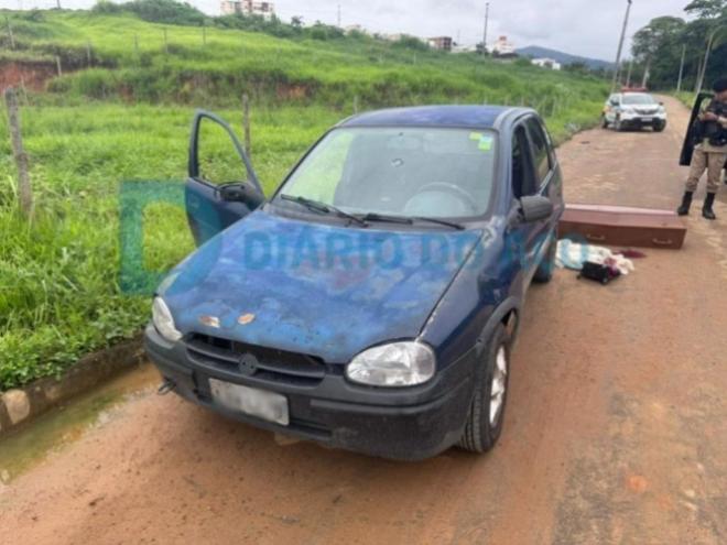 Corpo de Gustavo Felipe Silva Faustino, então com 28 anos, foi encontrado dentro deste Chevrolet Corsa, no Residencial Bethânia