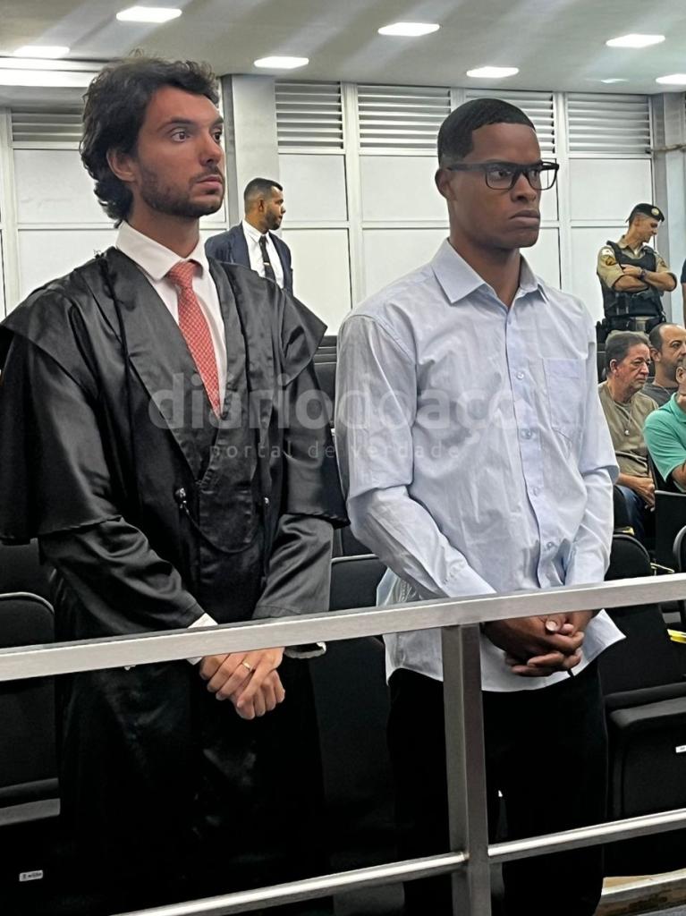 O momento em que o réu, acompanhando do advogado Ignácio Júnior, acompanha a leitura da sentença