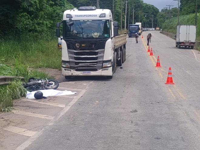 Motociclista esbarrou em traseira de baú ao forçar ultrapassagem, perdeu o controle e foi de encontro ao caminhão que vinha no sentido contrário 