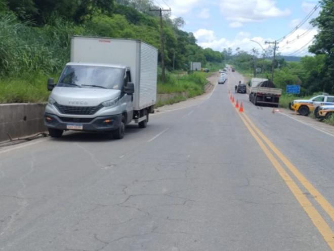 Motorista do Iveco escutou barulho na traseira do baú, mas seguiu rumo a Ipatinga e só parou quando foi alertado por outros motoristas, sobre o sinistro 