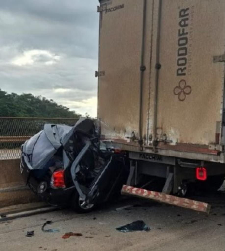 Passageira do Fiat Palio morreu na hora e o motorista foi socorrido com ferimentos graves; carro trafegava no sentido ao Vale do Aço 