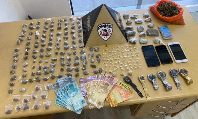 Além da prisão de foragido e apreensão de dois adolescentes, policiais recolheram entorpecentes preparados para a venda no varejo 