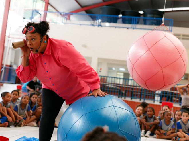 A criançada poderá se divertir neste domingo, no espetáculo ?O mundo é redondo?, do grupo Coletivo Aberto